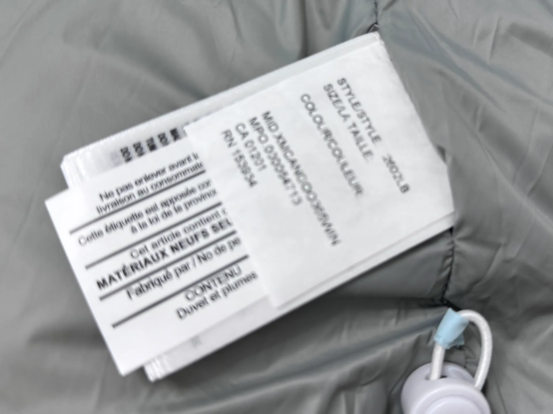 P740 【𝗖𝗔𝗡𝗔𝗗𝗔 𝗚𝗢𝗢𝗦𝗘】Capsule Series Macaron White Label Fabric: Made of soft EnduraLuxe fabric imported from DuPont, CORDURA, USA, which enhances the durability of easy-to-wear parts, is lightweight and durable; the liner is made of 400T anti-velvet gallbladder, which is comfortable, soft and non-velvet. : Equipped with a detachable hood, which can be adjusted in two directions, and is also filled with down, which brings greater softness and wrapping around the head and neck, and is full of warmth. This parka features white trim on the back and sides, and the hardware locks are all original and custom-made to match the muted fabric color. Goose label: The official website’s new series of silicone material labels, non-embroidery labels. Length: Fit hip-length. Size: XS-L